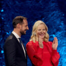 6. januar: Kronprins Haakon og Kronprinsesse Mette-Marit deler ut prisen som Årets ildsjel til Terje Våg under Idrettsgallaen på Hamar. Foto: Geir Olsen / NTB scanpix